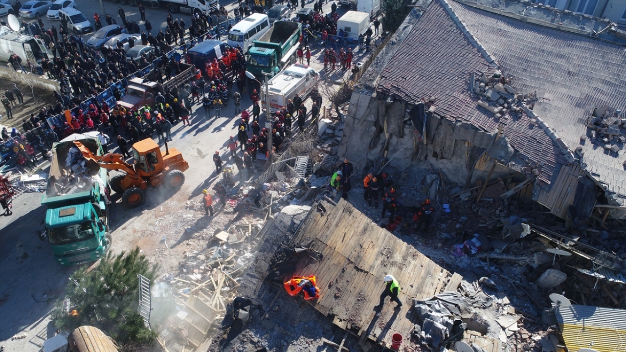 Depremin etkileri gün ağarınca ortaya çıktı