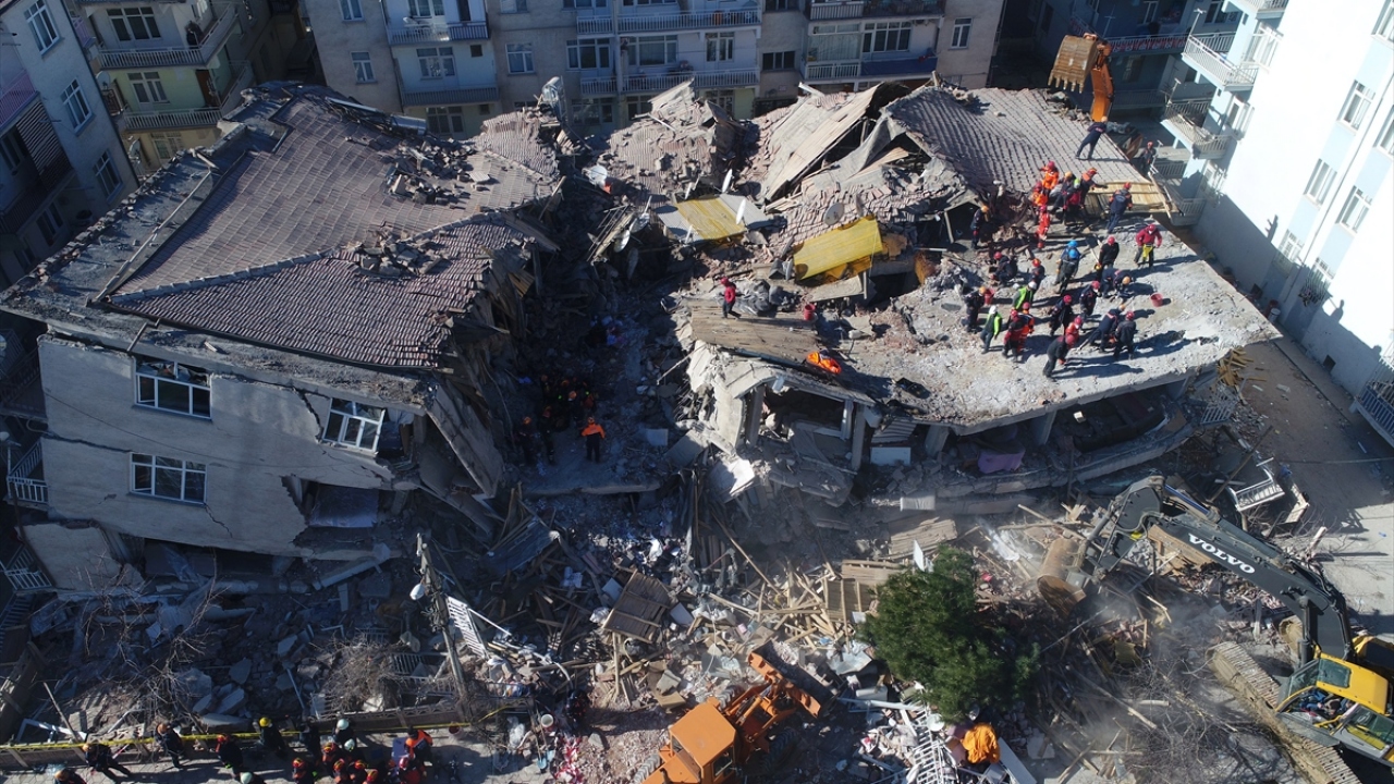 Depremin etkileri gün ağarınca ortaya çıktı