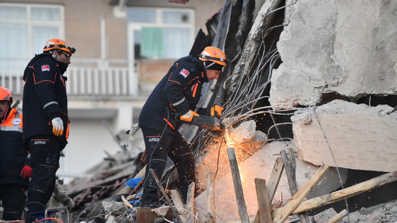 Depremin etkileri gün ağarınca ortaya çıktı