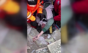 Kurtarılan kadın ekiplerden yardım istedi: Çocuklarım merdivenin altında