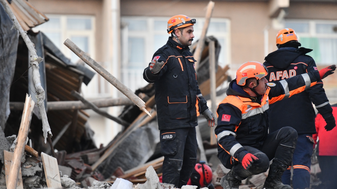 Deprem sonrası, AFAD koordinasyonunda 28 çalışma grubu gün 24 saat çalışma esasına göre faaliyete geçirildi. 