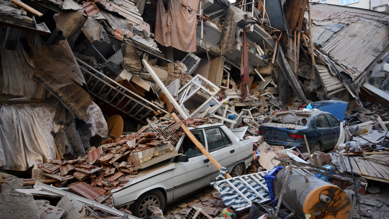 Türkiye`nin dört bir yanından 493 arama kurtarma personeli afet bölgesine yönlendirildi. 