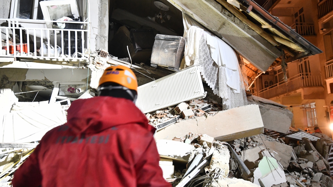 Birçok ilden de bölgeye arama kurtarma ekipleri, ambulans ekipleri sevk edildi.