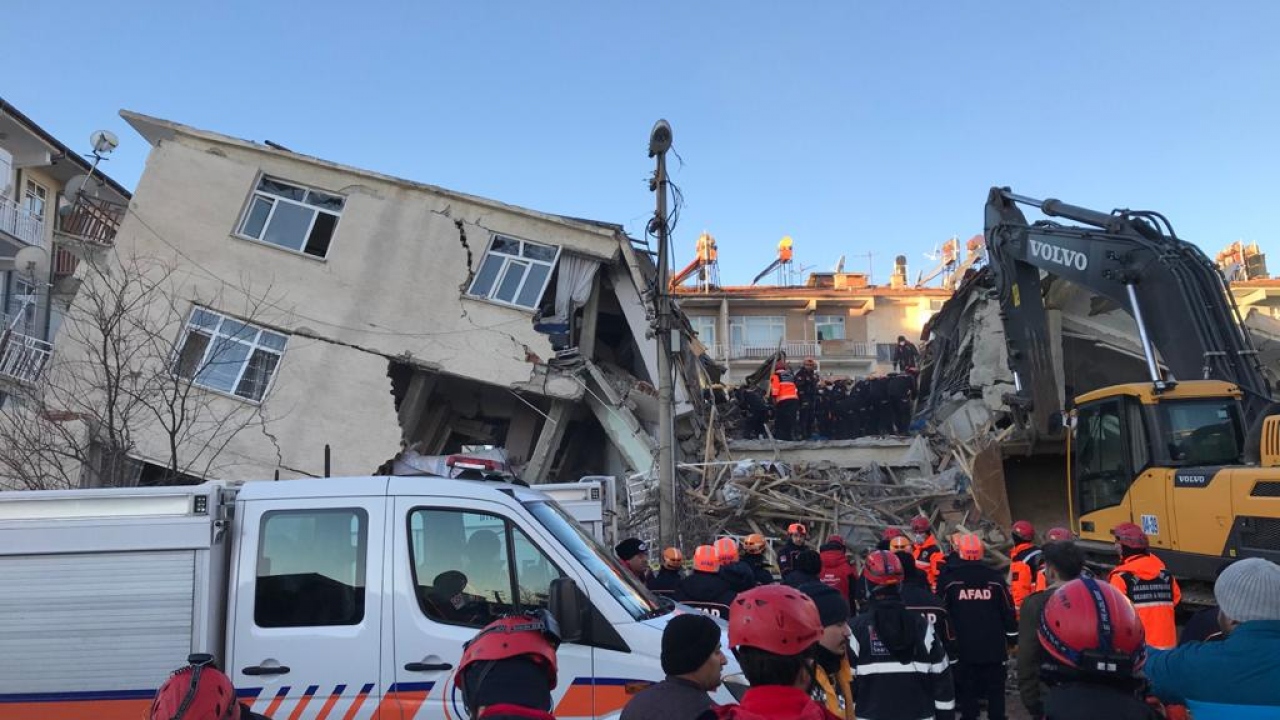 Bölgeye, 1689 çadır, 1656 yatak ve 9200 battaniye gönderildi.