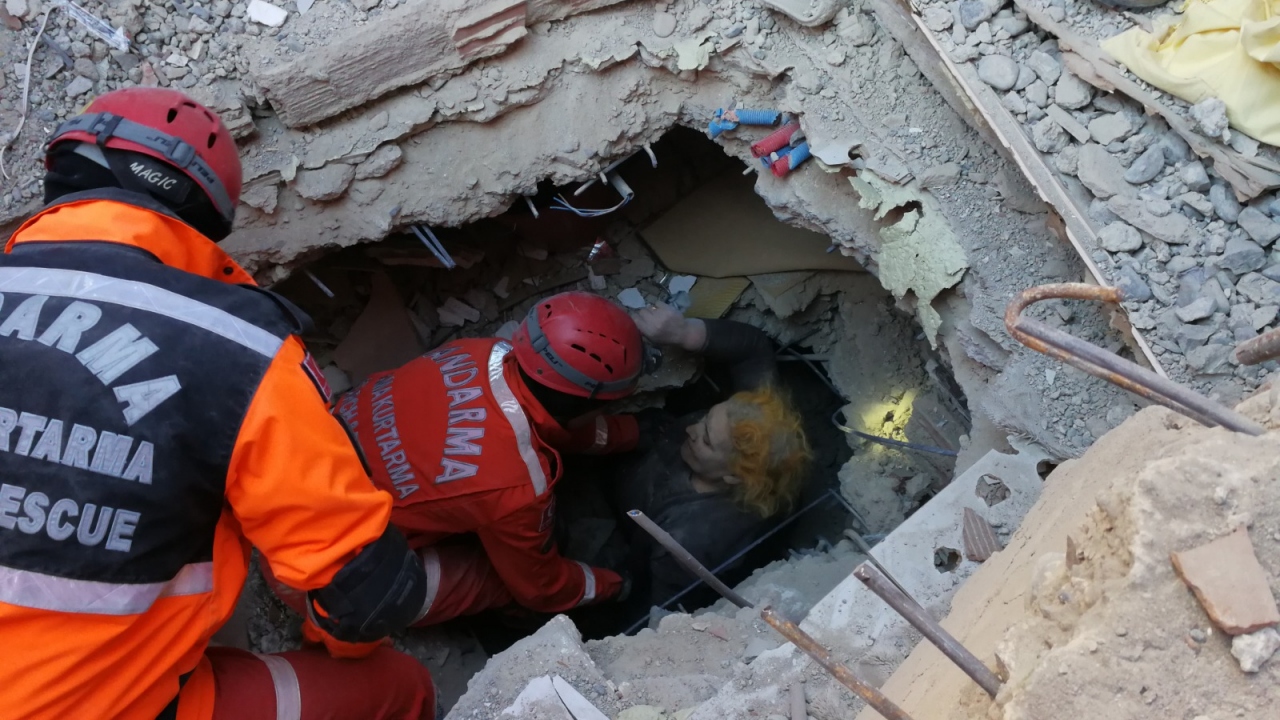 Elazığ`da meydana gelen deprem sonrası enkazdan çıkarılan kadın, ekiplerden "Çocuklarım merdivenin altında" diyerek yardım istedi.