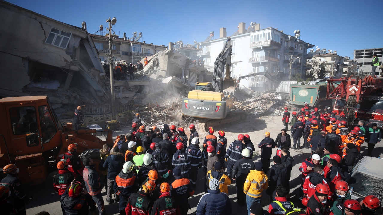 Merkez üssü Elazığ`ın Sivrice ilçesi olan 6,8 büyüklüğündeki deprem...