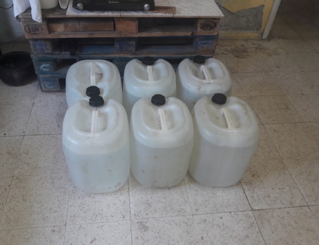 İmalathaneye dönüştürülen evde 1380 litre sahte içki ele geçirildi
