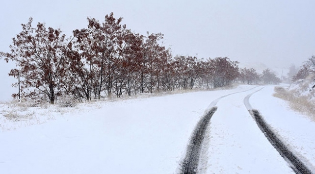 Doğuda kardan kapanan 897 yol ulaşıma açıldı
