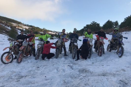 Kütahyada enduro motosiklet tutkunları karlı zeminde sürüş yaptı