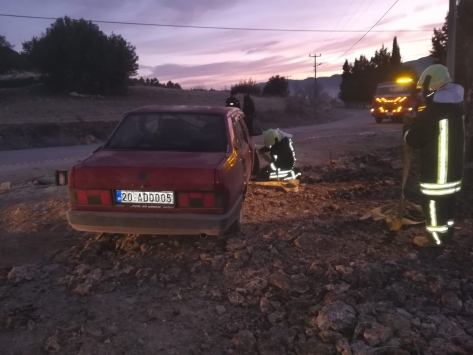 Denizlide otomobil kum yığınına çarparak devrildi: 1 ölü, 1 yaralı