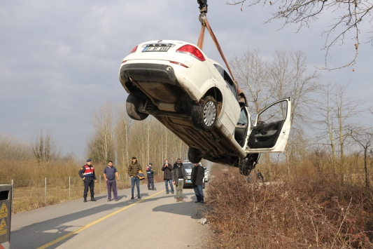 Düzcede dere yatağına devrilen otomobildeki 2 kişi yaralandı