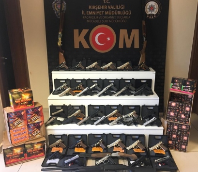 Kırşehirde ruhsatsız 44 tabanca ve 6 av tüfeği ele geçirildi