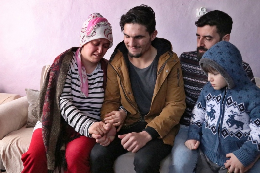 Suriyeli gencin enkazdan kurtardığı çiftle buluşması