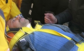 Enkazdan çıkarıldı, çocuklarını görmeden gitmek istemedi