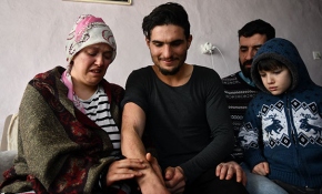 Suriyeli gencin enkazdan kurtardığı çiftle duygusal buluşması