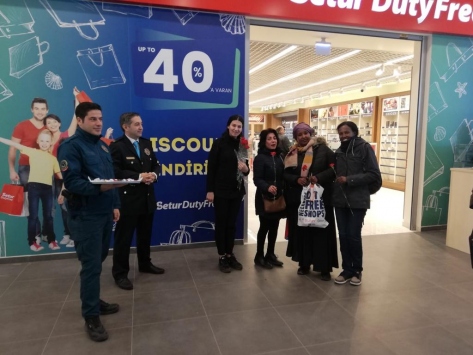 Yabancı turistler Ayvalık Deniz Hudut Kapısında karanfillerle karşılandı