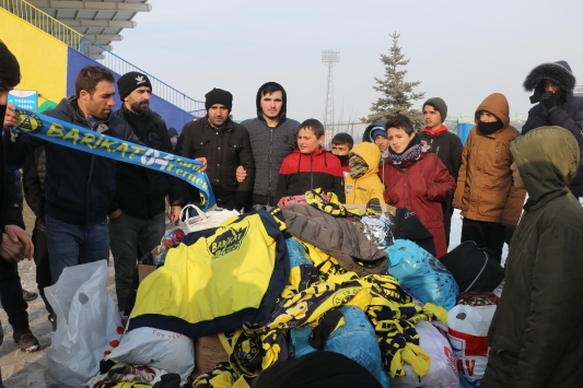 Ağrılı taraftarlardan Elazığa giysi ve gıda yardımı