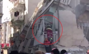 Türk bayrağını enkaz altında bırakmadılar