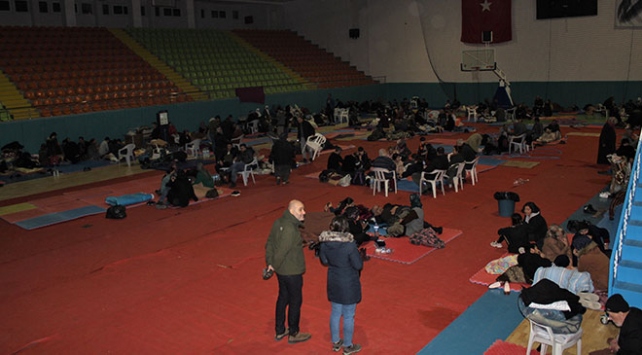 Depremzedeler geceyi spor salonunda geçirdi