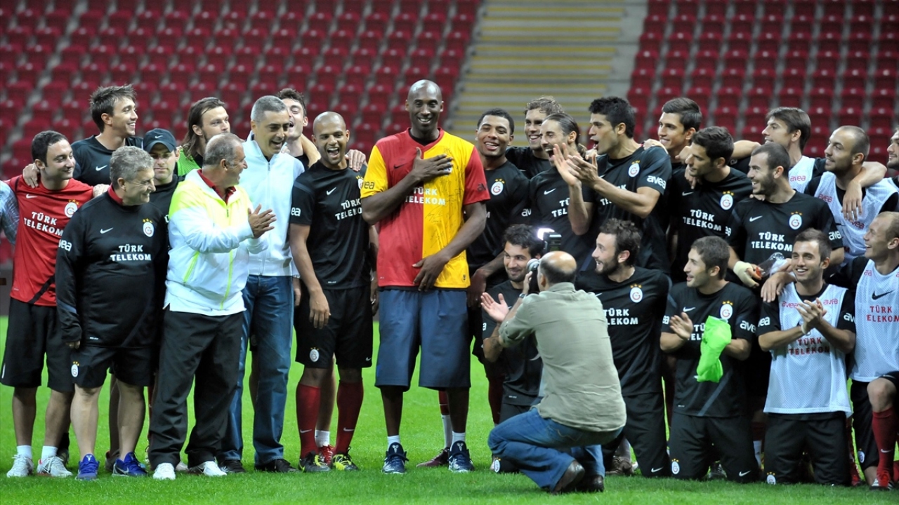 Kobe Bryant, 25 Eylül 2011 tarihinde Galatasaray`ın antrenmanına katılarak oyuncular ve teknik ekiple fotoğraf çektirdi. (Arşiv) 