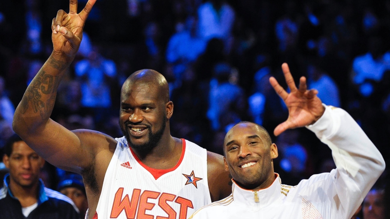 16 Şubat 2009 tarihinde NBA`de en değerli oyuncu ödülünü birlikte kazanan Los Angeles Lakers takımından Kobe Bryant ile Phoneix Suns takımından Shaquille O`neal, NBA-ALL STAR maçı sonrasında zafer işareti yaptı. (Arşiv) 