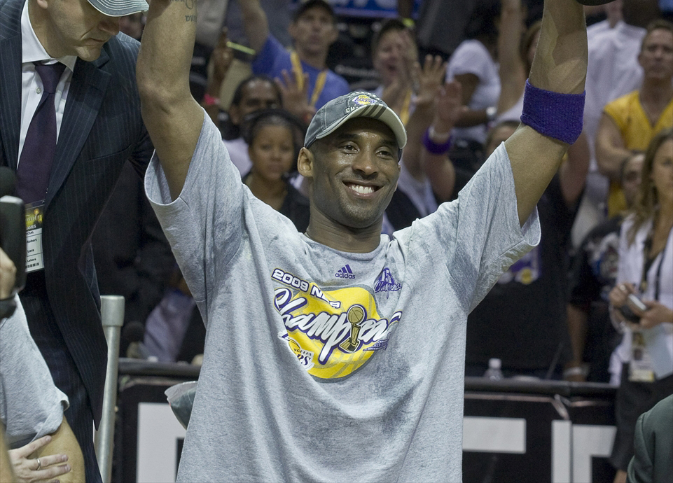 15 Haziran 2009 tarihinde Los Angeles Lakers oyuncusu Kobe Bryant, NBA Final serisindeki Orlando Magic mücadelesi sonrası finallerin en iyi oyuncusu seçildi. (Arşiv)