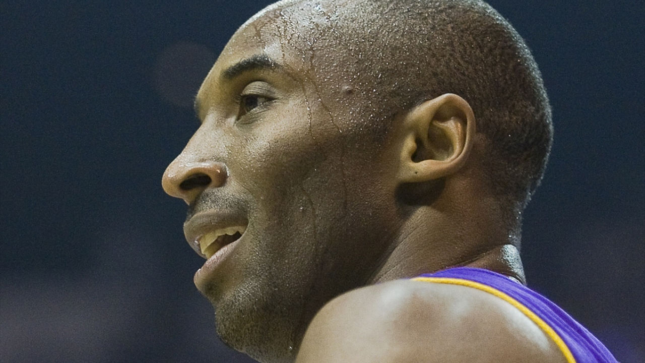15 Haziran 2009 tarihinde Los Angeles Lakers oyuncusu Kobe Bryant, NBA Final serisindeki Orlando Magic mücadelesi sonrası finallerin en iyi oyuncusu seçildi. (Arşiv)