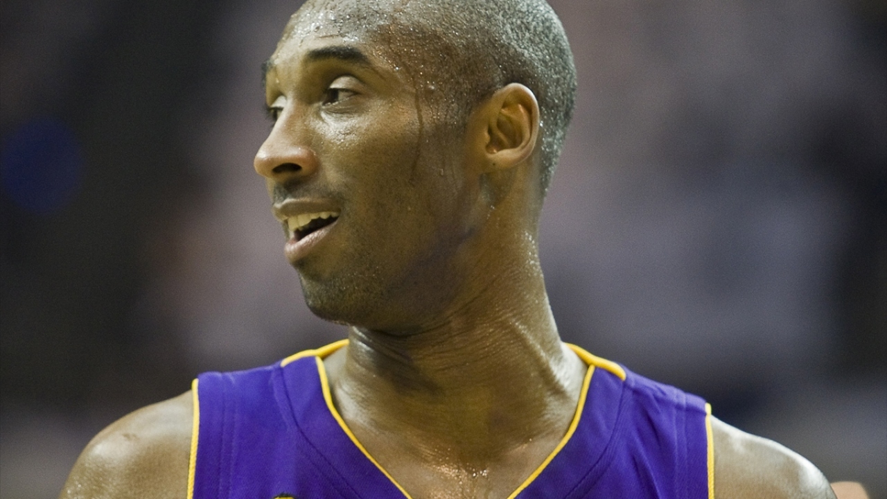 15 Haziran 2009 tarihinde Los Angeles Lakers oyuncusu Kobe Bryant, NBA Final serisindeki Orlando Magic mücadelesi sonrası finallerin en iyi oyuncusu seçildi. (Arşiv)