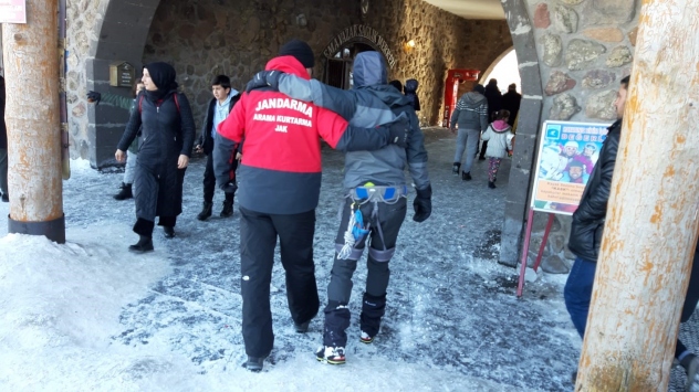 Erciyeste sakatlanıp mahsur kalan dağcıyı jandarma kurtardı