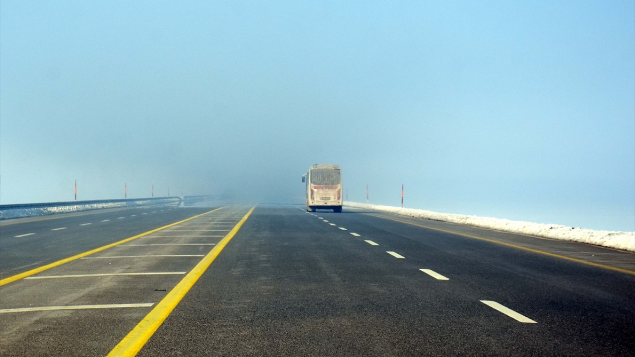Muş-Hasköy kara yolunda sis nedeniyle vatandaşlar ilerlemekte güçlük çekti.
