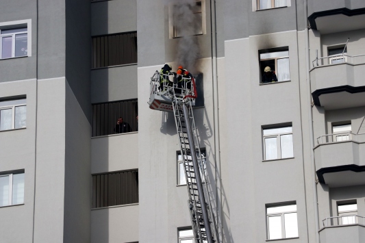 Kayseride çakmakla oynayan çocuklar evde yangın çıkardı