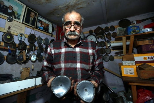 Dedesinden yadigar aletlerle 65 yıldır nalbantlık yapıyor