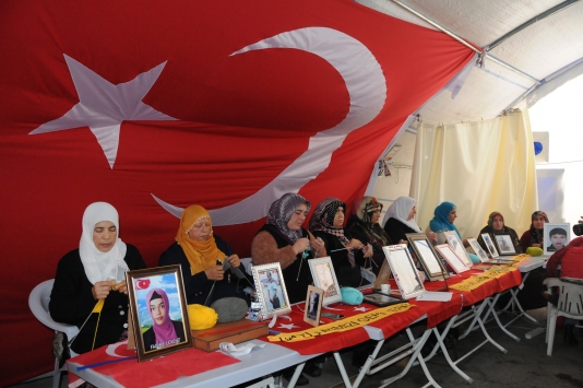 Diyarbakır anneleri depremzedeler için atkı ve bere örüyor