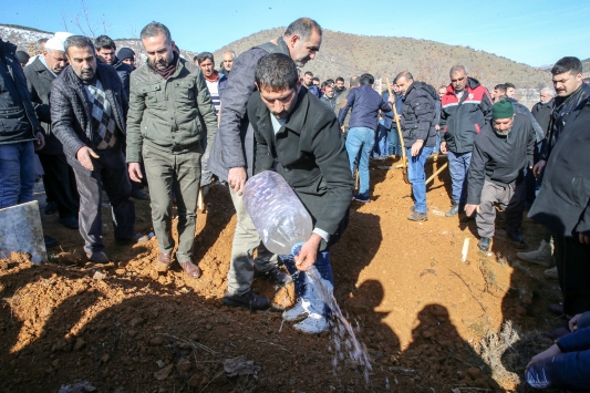 Elazığdaki depremde hayatını kaybeden anne ve oğlu son yolculuğuna uğurlandı