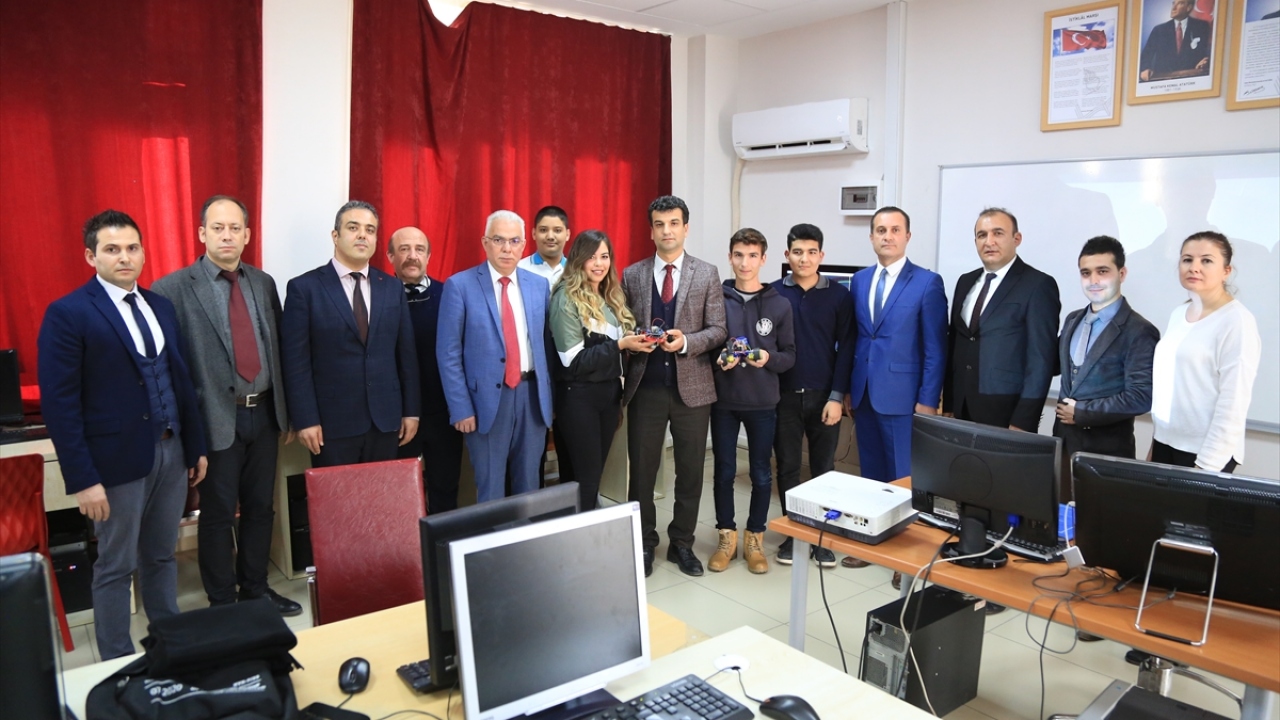 Radarı hazırlayan öğrenciler ise bir yıl emek verdikleri projenin yerli ve milli sistemlerle entegre edilerek kullanılmasını arzuladıklarını dile getirdi.