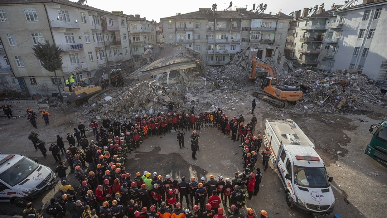 AFAD`dan yapılan açıklamada, deprem bölgesinde, Türkiye Afet Müdahale Planı (TAMP) kapsamında 4 bin 046 personel görev alıyor. 