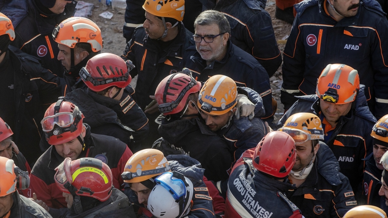 Elazığ şehir merkezinde, 1 bina enkazında devam eden arama kurtarma çalışmaları, çıkarılan son kişinin de cansız bedeninin çıkarılmasının ardından sona erdi.