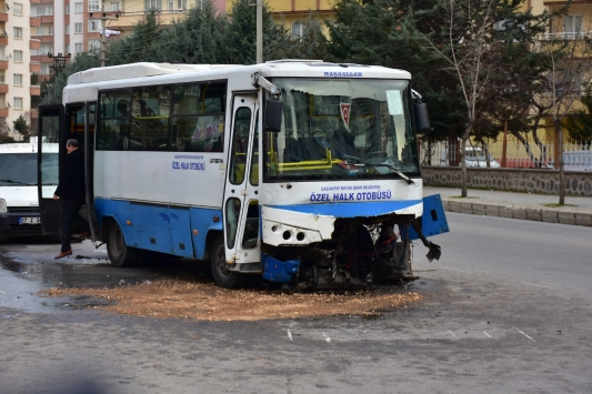 Gaziantepte midibüs ile otomobil çapıştı: 1 ölü, 7 yaralı