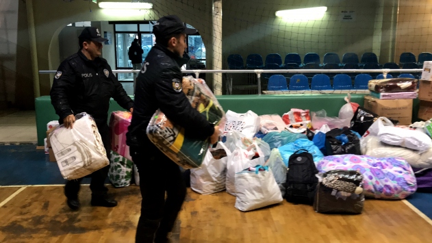 Edirnede polislerden depremzedelere battaniye ve ısıtıcı yardımı