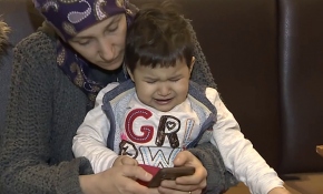 Bebeğini enkaz altında emzirerek hayata bağladı