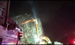 Elazığ'da depremde hasar gören 5 katlı bina kontrollü yıkılıyor