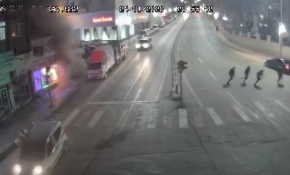 Elazığ'daki deprem anı ve yıkılan bina güvenlik kamerasında