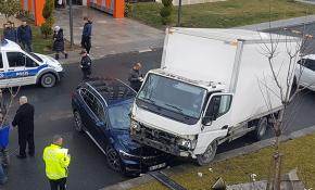 Kaza yapan kamyonet otoparktaki aracın üstüne düştü