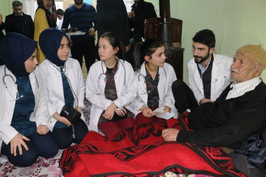 Geleceğin sağlıkçıları yaşlıların şifa umudu oldu