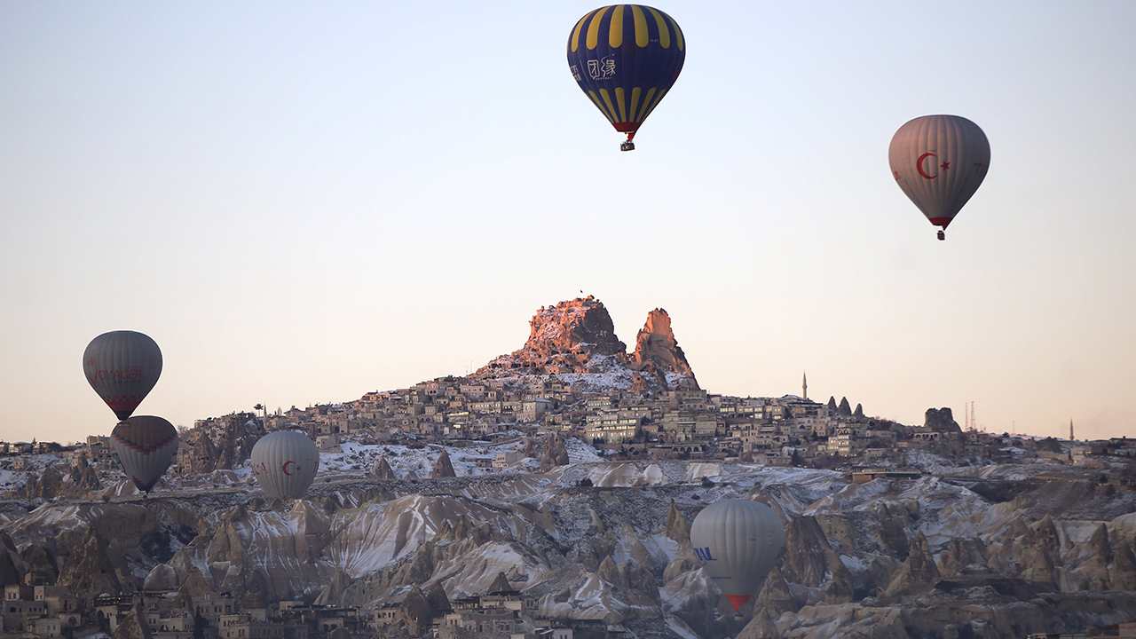 Peribacaları, doğal kaya oluşumlarıyla kaplı vadileri, tarihi, doğal, kültürel zenginlikleri ile tanınan, UNESCO Dünya Miras Listesi`ndeki Kapadokya`da, turistlerin sıcak hava balon turlarına ilgisi her geçen yıl artıyor.