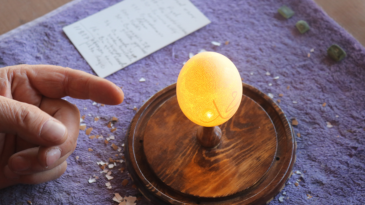 Gölbaşı ilçesinde yaşayan 62 yaşındaki Hayran, 1988 yılında gerilim hattında geçirdiği iş kazası nedeniyle yürüme engelli oldu. Uzun yıllar ayağa kalkamayan Hayran, yumurta oyma sanatı ile boş zamanlarını değerlendiriyor.