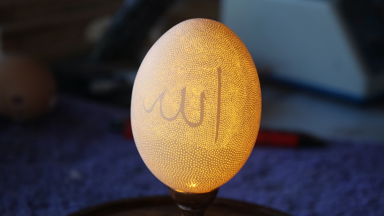 Hayran, 1990 yılından bu yana Anadolu`nun çeşitli bölgelerinden topladığı çeşitli büyüklükteki yumurtalara figürler işliyor.