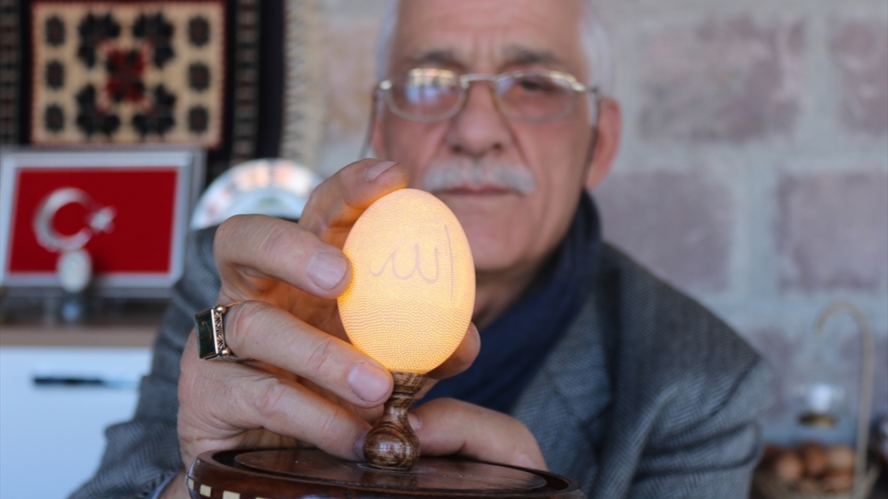 Hayran, rekorunu egale etmek için başladığı, üzerinde Arapça "Allah" ve "Muhammed" yazısının bulunduğu 11 bin 827 delikli tavuk yumurtasını 1 yıllık çalışma sonunda tamamladığını belirtti.