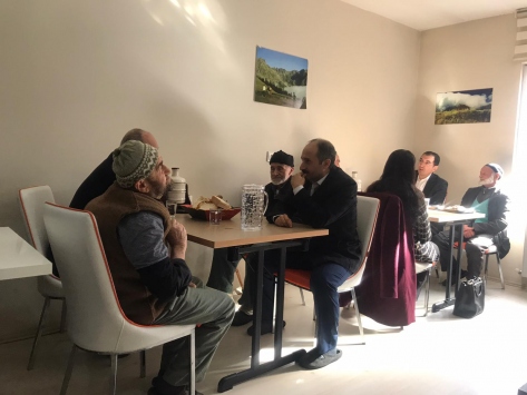 Yusufeli Kaymakamı Özdemir, yaşlı konuk evindeki yaşlılarla bir araya geldi