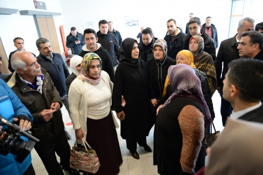 "Diyarbakır anneleri" depremzedeleri ziyaret edip ördükleri atkı, bere ve eldivenleri verdi